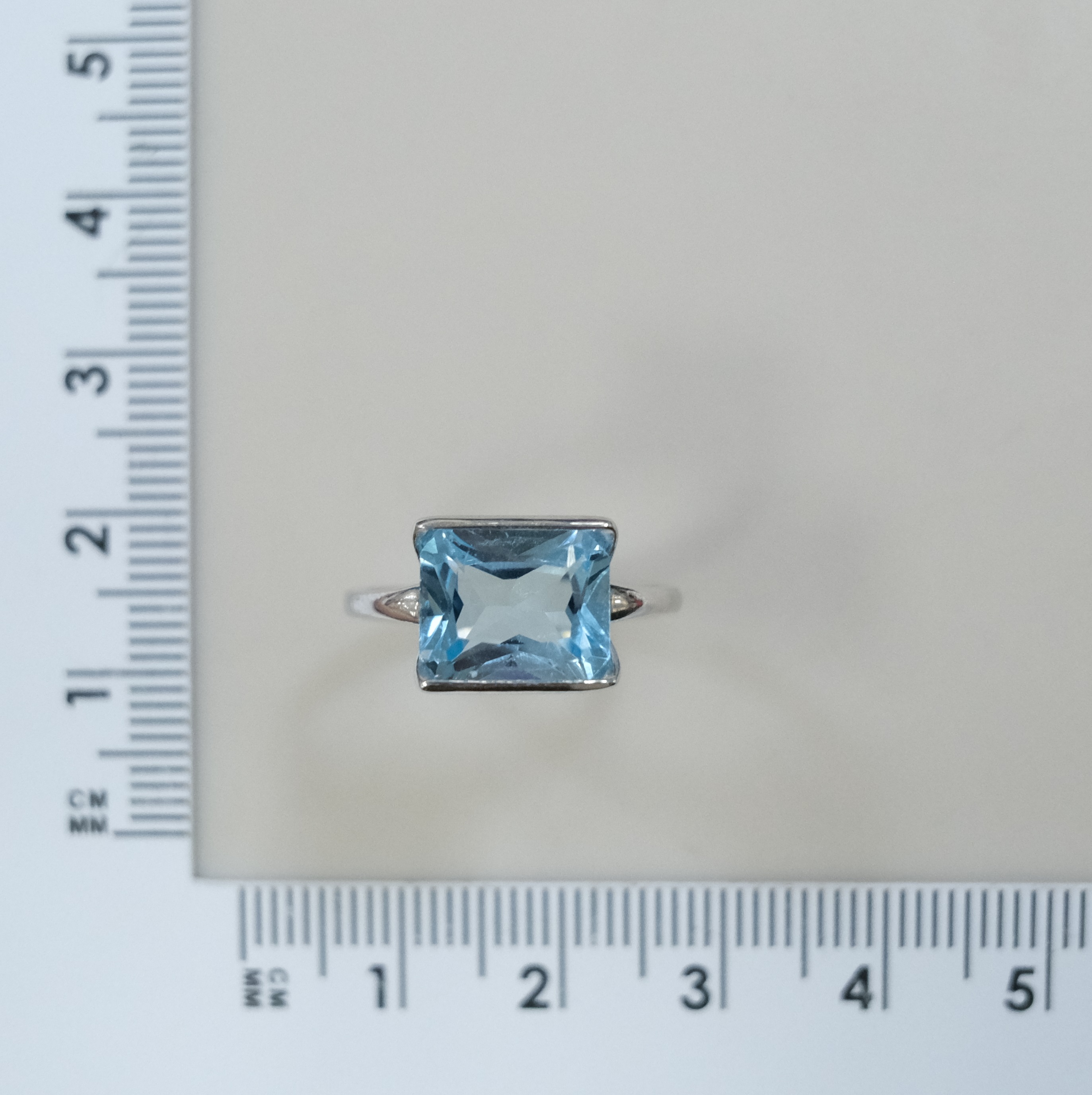 Серебряное кольцо с топазом